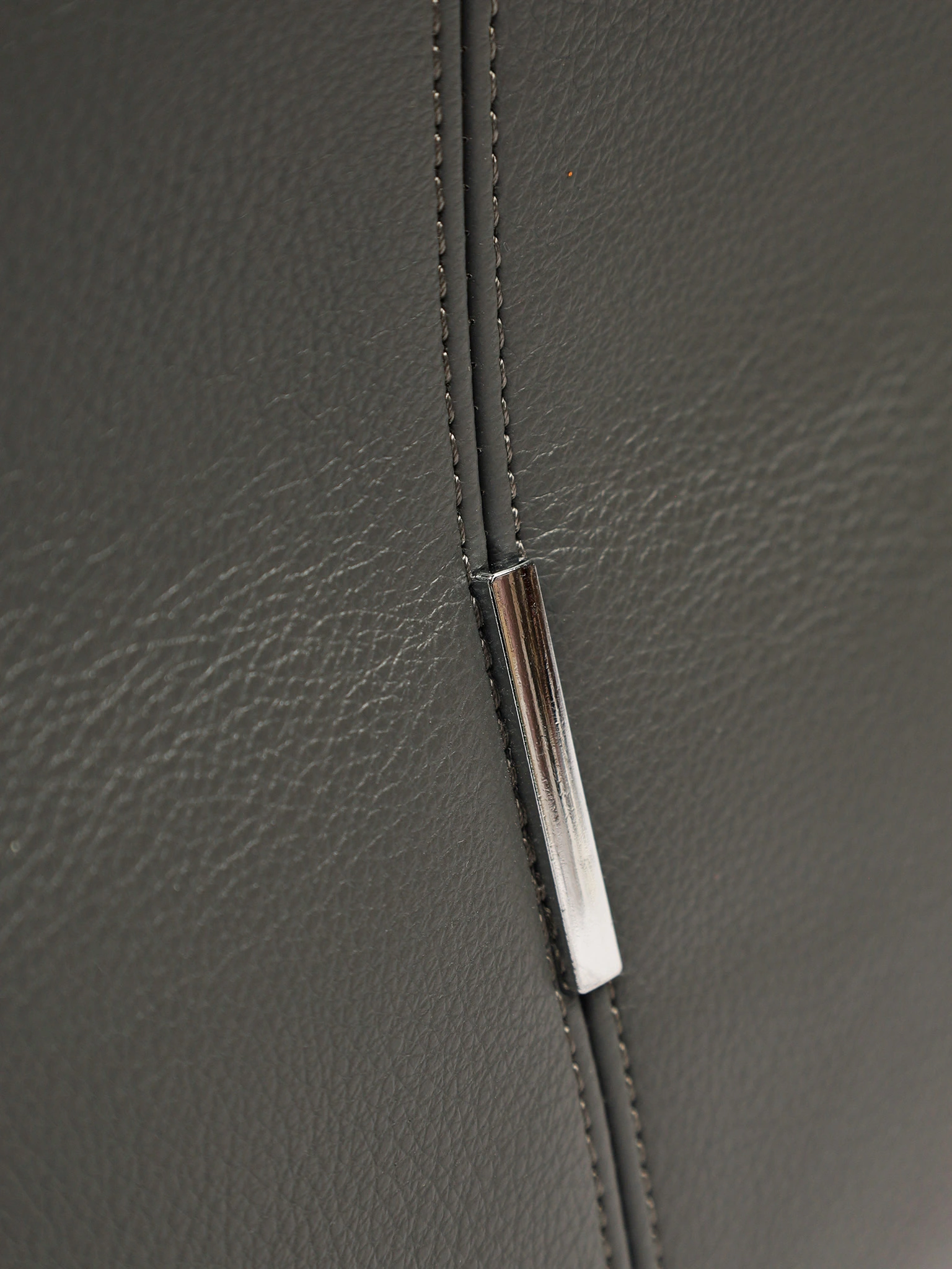 Сумка-кроссбоди с декоративным патчем в ассортименте